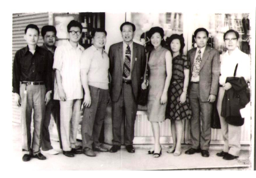 六十年前本店創始人劉森福先生與名藝術家李澤藩等名家合影